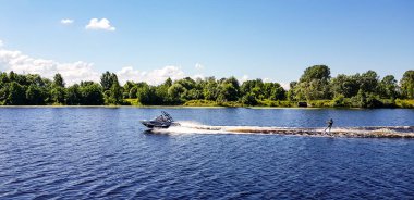 Riga, Letonya - 17 Temmuz 2020: Riga 'daki Daugava Nehri' nden bir adam akın ediyor.