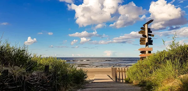 Zicht Jurmala Kust Met Zee Zuil Met Richtingaanwijzers — Stockfoto