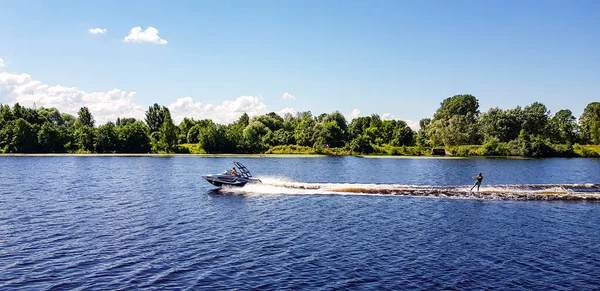 Riga, Letonya - 17 Temmuz 2020: Riga 'daki Daugava Nehri' nden bir adam akın ediyor.