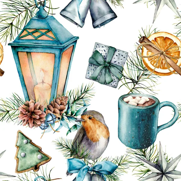 Aquarel Kerst patroon in Scandinavische stijl. Handgeschilderde blauwe lantaarn, cacao cup met marshmallow, robin, gebak, zilveren klokjes en giftboxes geïsoleerd op een witte achtergrond. Vakantie afdrukken. — Stockfoto