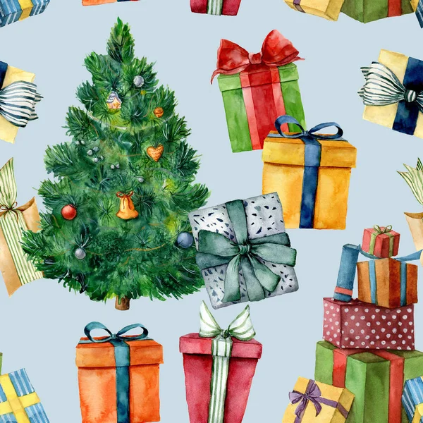 Noel ağacı ve hediyeler ile suluboya desen. El boyalı çam ağacı oyuncaklar, hediye kutuları ile mavi arka plan üzerinde izole yay. Tatil Gösterim amacıyla tasarım, baskı, kumaş. — Stok fotoğraf