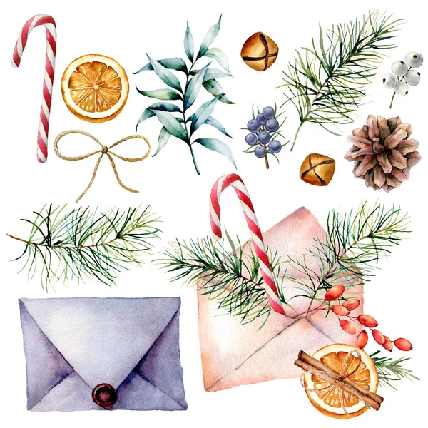 Ensemble de Noël aquarelle avec enveloppes et décor. Enveloppes anciennes et modernes dessinées à la main, branches d'eucalyptus et de pins, baies, cône, orange, cloches et ruban isolés sur fond blanc . — Photo