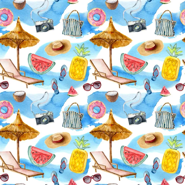 Akwarela tropikalne wakacje bez szwu wzór. Ręcznie malowane letnie obiekty plażowe: Okulary przeciwsłoneczne, parasol plażowy, watermelonl, Krzesło plażowe i Kapelusz Słomkowy. Ilustracja na białym tle na niebiesko. — Zdjęcie stockowe