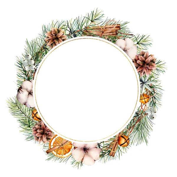 装飾と水彩のクリスマスリーステンプレート。コーン、綿、オレンジのスライス、ベル、シナモンスティックが白い背景に隔離された手描きのモミの境界線。花柄デザイン、プリント、背景. — ストック写真