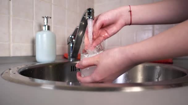 Uma Mulher Dona Casa Usando Uma Esponja Detergente Para Pratos — Vídeo de Stock