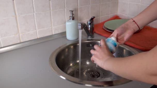 Hemmafru Kvinna Tillämpar Ett Diskmedel Till Svamp Och Tvättar Koppar — Stockvideo