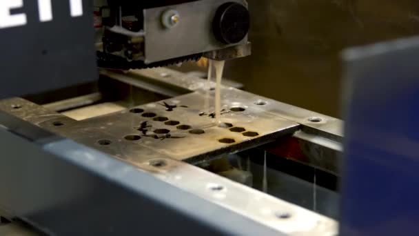 Automatické naprogramované stroje pro zpracování s přívodem chladicí kapaliny kovů. Průmyslový laserový stroj vyřízne části ocelového plechu. Tepla. Jiskry během provozu výrobního stroje v továrně.