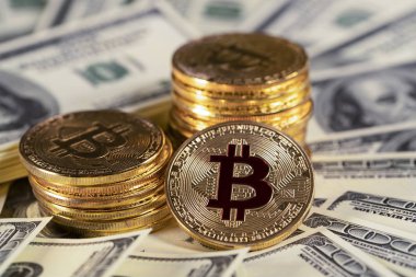 Yığın bitcoin btc bit sikke yalan üzerine yüz dolarlık banknot Amerika Birleşik Devletleri. Cryptocurrency madencilik.