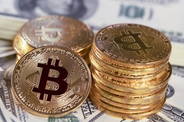 Yığın bitcoin btc bit sikke yalan üzerine yüz dolarlık banknot Amerika Birleşik Devletleri. Cryptocurrency madencilik.