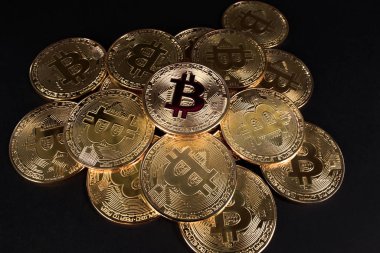 Bitcoin btc bit sikke yalan siyah arka plan üzerine kazık. Cryptocurrency madencilik.