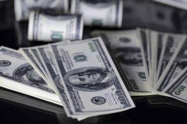 Yüz dolar Amerikan faturaları. Amerika Birleşik Devletleri 100 dolar. Para sürüsü.