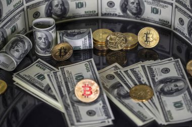 Bitcoins btc bit-sikke siyah bir yansıtıcı arka plan üzerinde durmak. Yüz dolar Amerikan faturaları. Kripto cyberspace birimiyle ödeme sistemi olarak.
