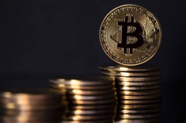 Bitcoin btc bitcoin yalan siyah arka plan üzerine kazık. Sanal alemde cryptocurrency.