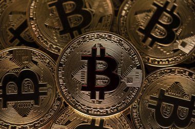 Bitcoin btc bitcoin yalan siyah arka plan üzerine kazık. Sanal alemde cryptocurrency.