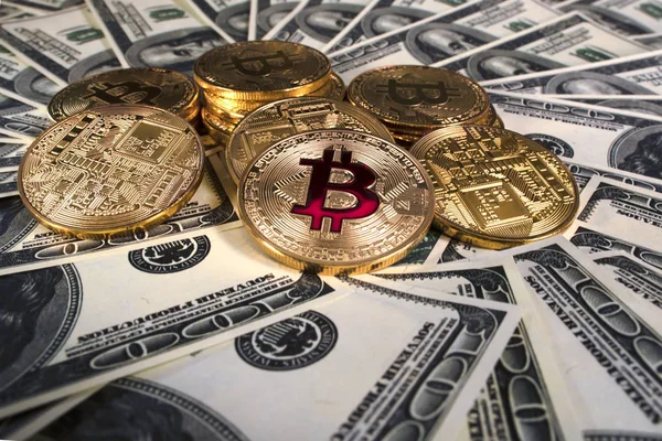 Yığın bitcoin btc bit sikke yalan üzerine yüz dolarlık banknot Amerika Birleşik Devletleri. Cryptocurrency madencilik.