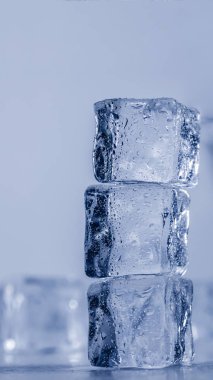 Damla su stand üst üste buz kaplı. Bir küp şeklinde su donmuş, buz. Eleştirel saf buz.