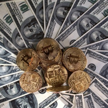 Yığın bitcoin btc bit sikke yalan üzerine yüz dolarlık banknot Amerika Birleşik Devletleri. Cryptocurrency madencilik.