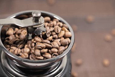 Kızarmış kahve çekirdekleri bir kahve değirmeni yalan. Arap kahve bir mekanik kahve değirmeni dua etti. Sabah kahvesi.