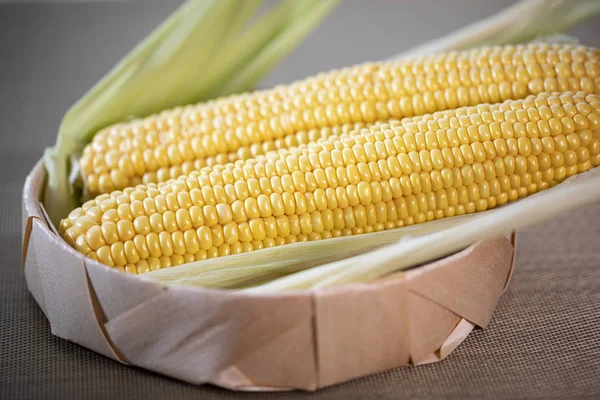 Kolf Rijpe Gesneden Maïssuiker Ligt Een Rieten Mandje Gele Maïskorrels — Stockfoto