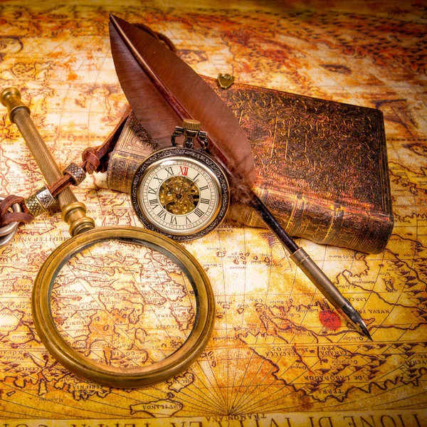 Lupa Vintage Caneta Livro Bússola Relógio Bolso Mapa Mundo Antigo — Fotografia de Stock