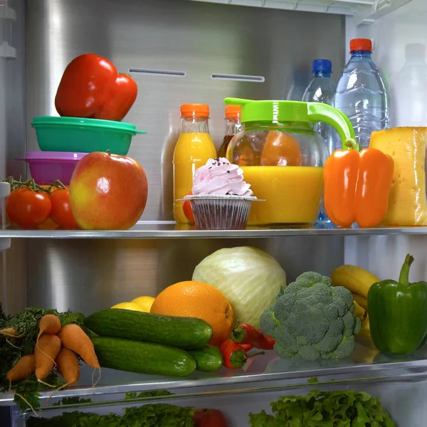 Meyve ve sebze dolu bir buzdolabı. Buzdolabı Buzdolabı sağlıklı gıda ile.