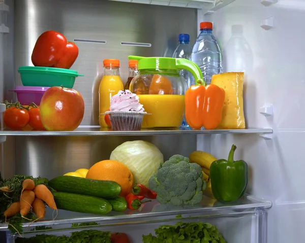 Meyve ve sebze dolu bir buzdolabı. Buzdolabı Buzdolabı sağlıklı gıda ile.