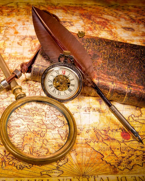 Lupa Vintage Caneta Livro Bússola Relógio Bolso Mapa Mundo Antigo — Fotografia de Stock
