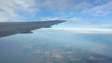 Kara tarafındaki uçak penceresinden görünümü. Lombar uçağın kanat.