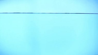 Buz küpleri suya düşmek. Buz su altında. Bir küp buz şeklinde su donmuş. Saf kristal buz.