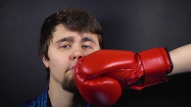 Punch Röd Boxning Handske Ansiktet Man Slow Motion — Stockvideo