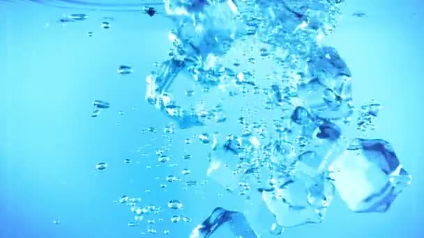 Cubetti Ghiaccio Cadono Acqua Ghiaccio Sott Acqua Acqua Congelata Sotto — Video Stock