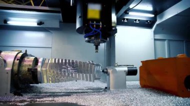 CNC freze tezgahı. İşleme ve Sanayi Bölgesi metal bir parça parça kesme. Endüstriyel makine aletleri Sergisi.