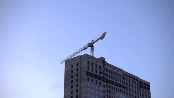 Una Gru Costruzione Trasporta Merci Tramonto Città Costruzione Edificio Più — Video Stock