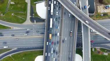 Drone yol kentsel kavşak üzerinde uçar. Otoyol Moskova'da. Kuş bakışı.