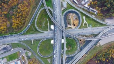 Drone yol kentsel kavşak üzerinde uçar. Otoyol Moskova'da. Kuş bakışı.