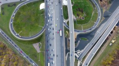 Drone yol kentsel kavşak üzerinde uçar. Otoyol Moskova'da. Kuş bakışı.