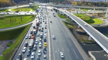Drone yol kentsel kavşak üzerinde uçar. Otoyol Moskova'da. Kuş bakışı.