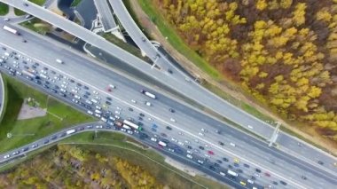 Drone yol kentsel kavşak üzerinde uçar. Otoyol Moskova'da. Kuş bakışı.