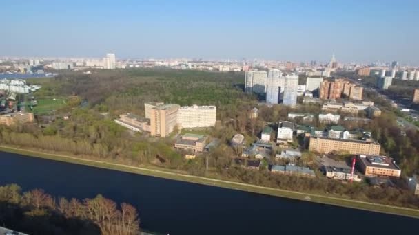 無人機でモスクワに飛ぶ 住宅や建物の鳥の目を表示します 日当たりの良い街 — ストック動画