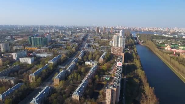 Survoler Moscou sur le drone. maisons et bâtiments vue panoramique. Ville ensoleillée .