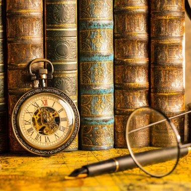 Antika saat kitaplar vintage arka plan üzerinde. Mekanik saat bir zincir üzerinde. Dolma kalem ve gözlük.