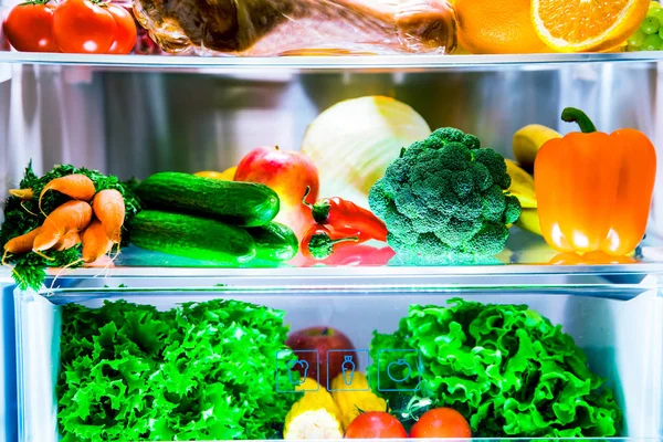 Buzdolabını aç. Sağlıklı yiyecekler. Sebze ve meyve