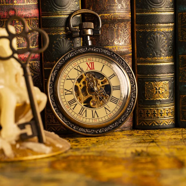 Antique Clock Background Vintage Books Mechanical Clockwork Chain — Stock Photo, Image