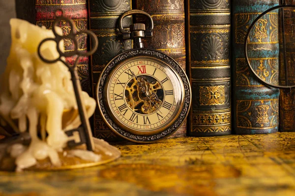 Reloj Antiguo Fondo Libros Antiguos Mecánica Relojería Una Cadena —  Fotos de Stock