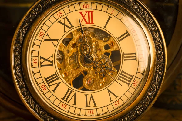 ビンテージの本の背景にアンティークの時計 チェーンの機械時計仕掛け — ストック写真