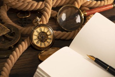 Antika saat vintage defter ve kalem arka plan üzerinde. Bla