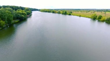 Moskova nehir su kanalının üzerinde drone üzerinde uçuş. Evler ve binalar kuş bakışı. Güneşli şehir.