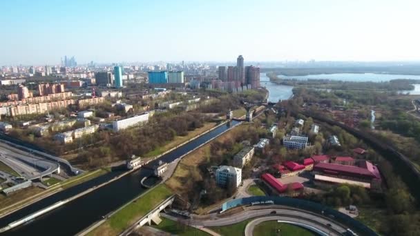 Survol du canal d'eau de la rivière Moscou sur le drone. Maisons et bâtiments vue panoramique. Ville ensoleillée .