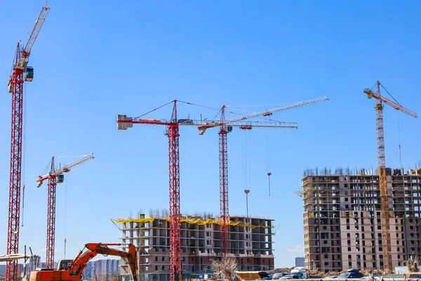 Moskova yakınlarındaki çok katlı binaların inşaatı. Inşaat