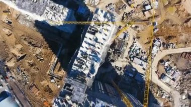 Drone, Moskova yakınlarındaki bir şantiye üzerinden uçuyor. Sanayi bölgesinde inşaat vinçler. Yeni bir alan oluşturma.
